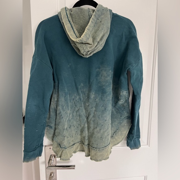 Ombré hoodie longer in the back and shorter in the front. Fits a bit bigger - Picture 1 of 3